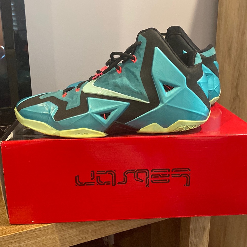 LEBRON XI